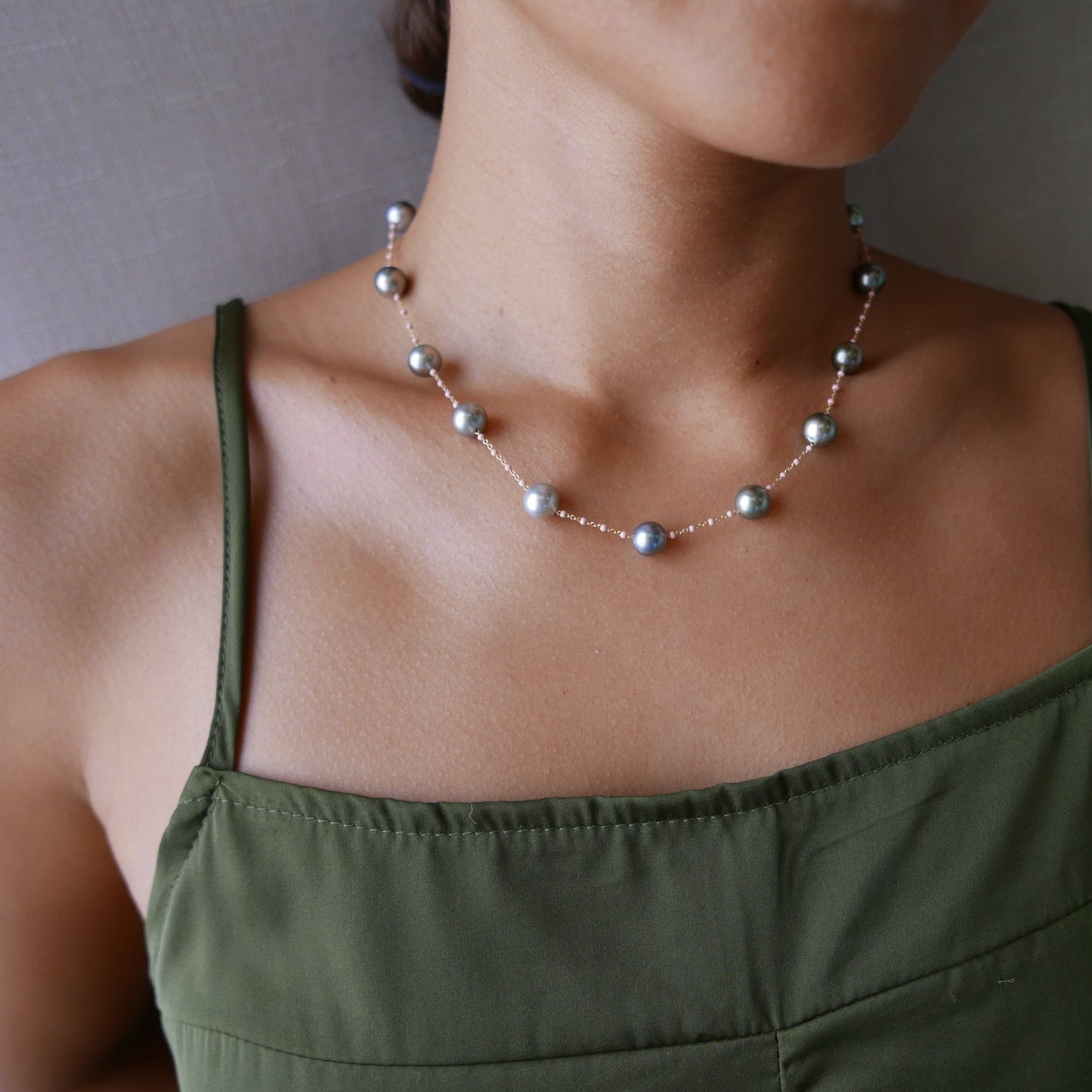Satellite necklace with multicolored tahitian pearls