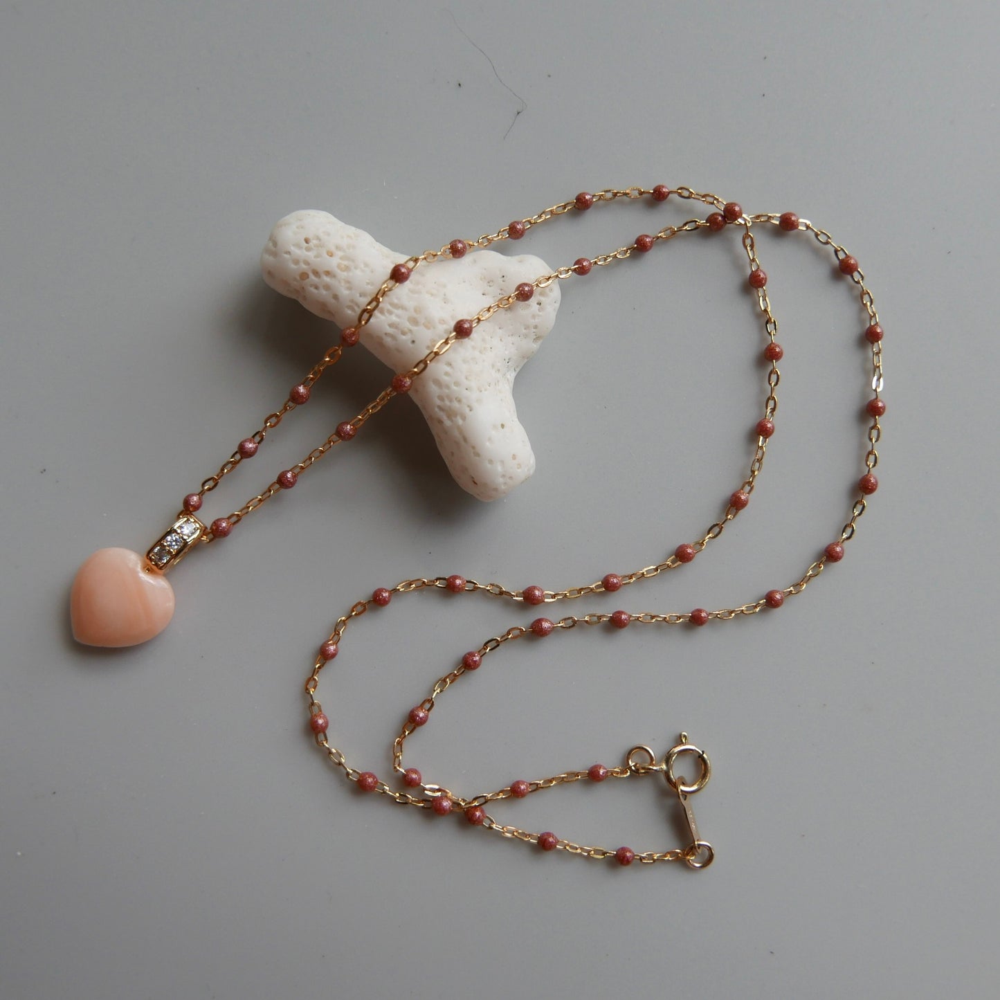 Peach hawaiian coral necklace