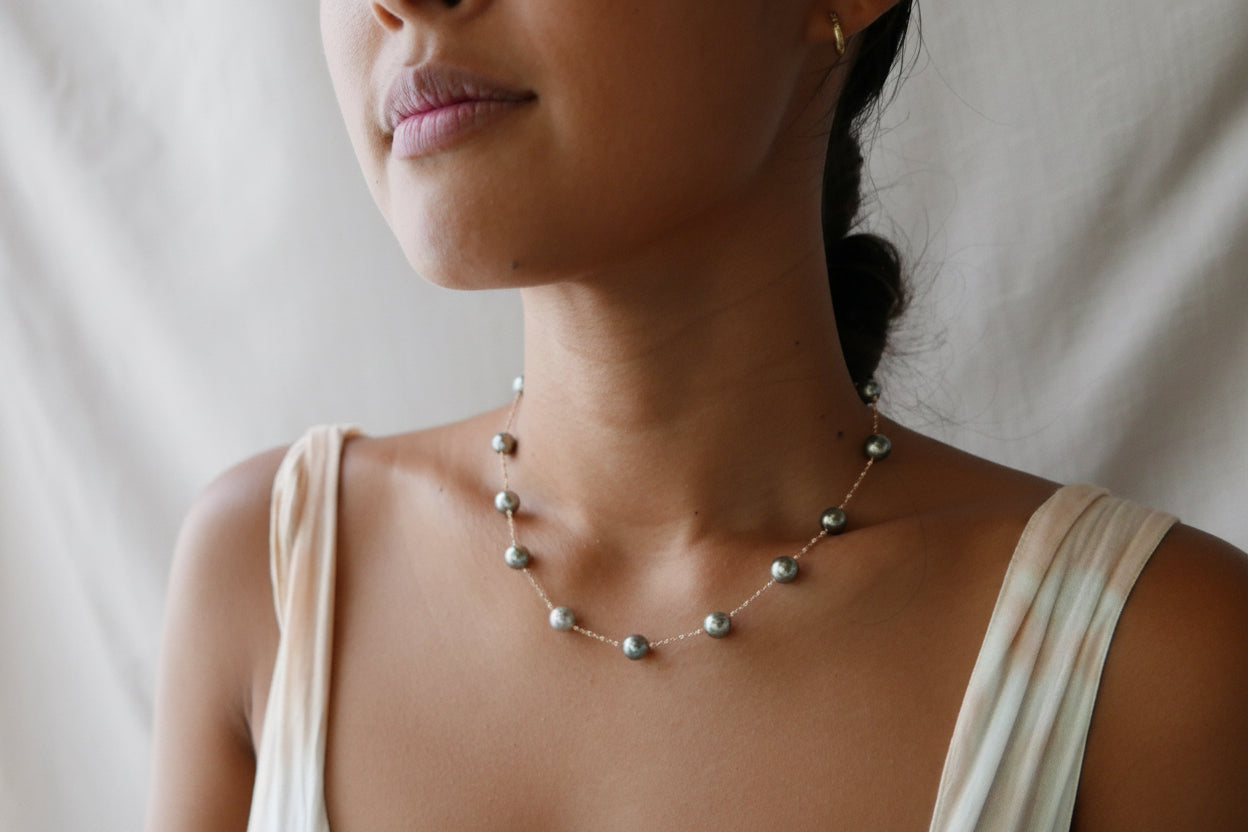 Satellite necklace with multicolored tahitian pearls