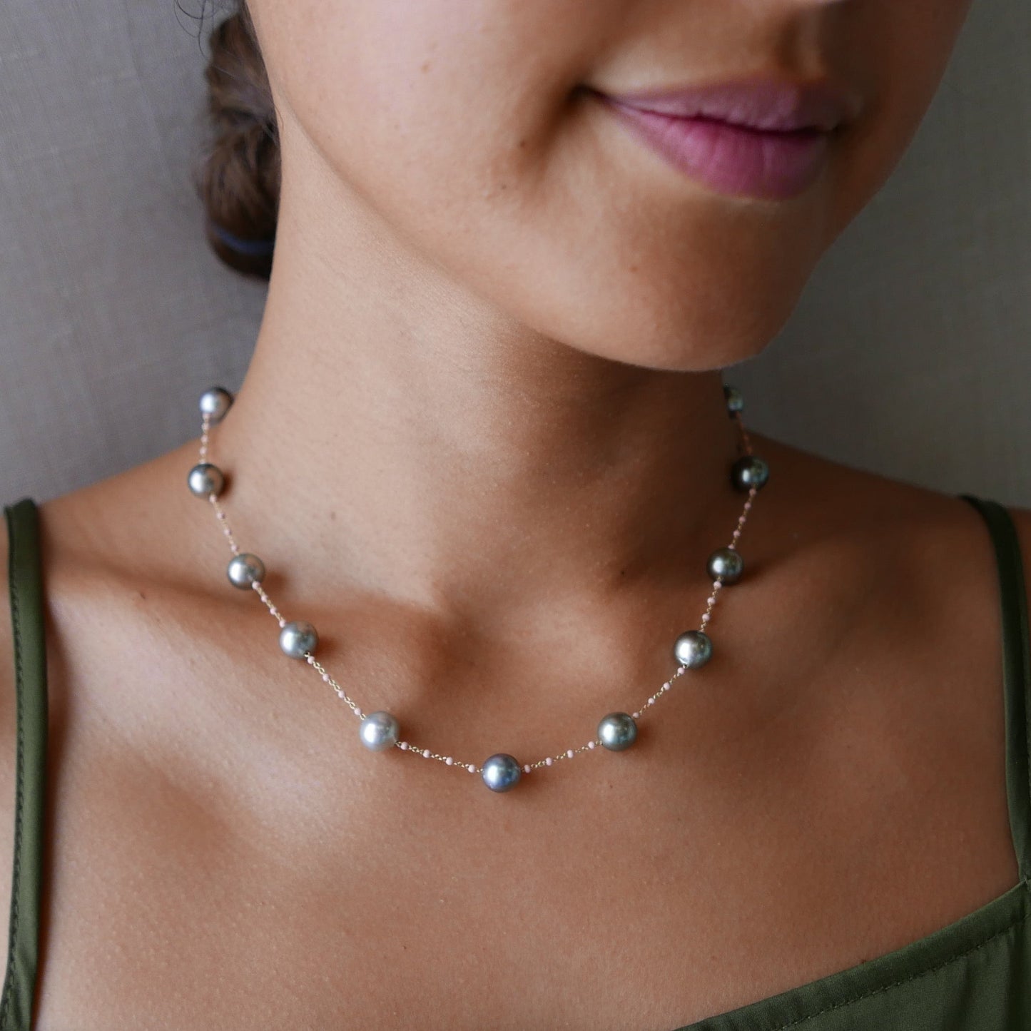Satellite necklace with multicolored tahitian pearls