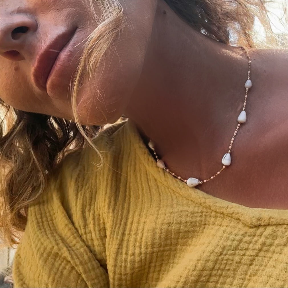 Sandy beach choker necklace