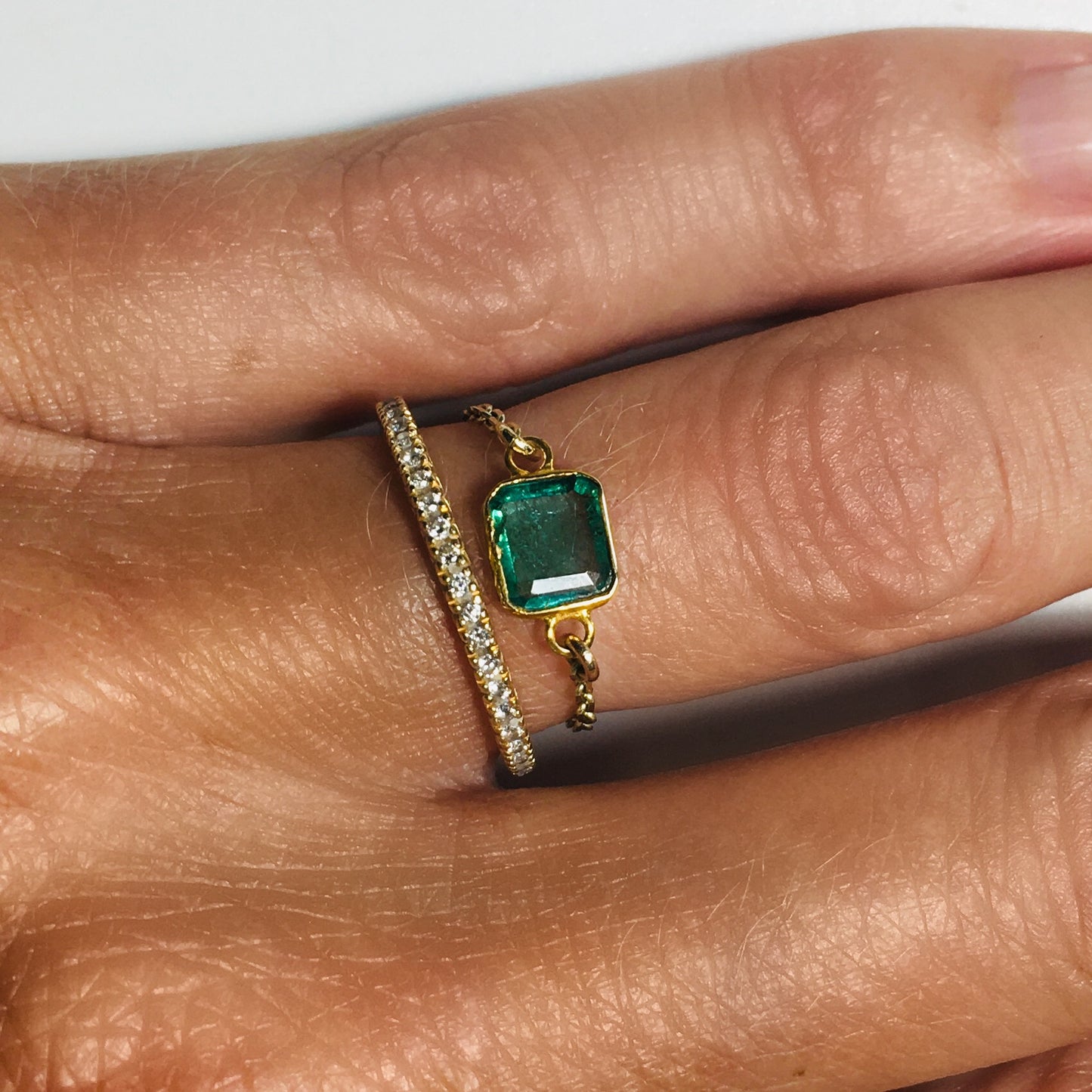 Baguette emerald chain ring, 18kt